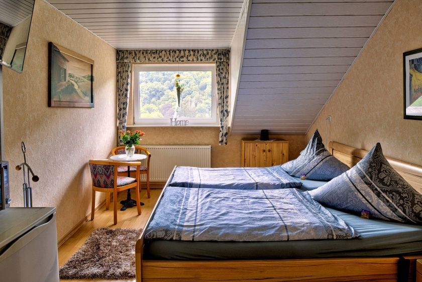 1. Schlafzimmer (Stühle gegen Lederstühle ausgetauscht)