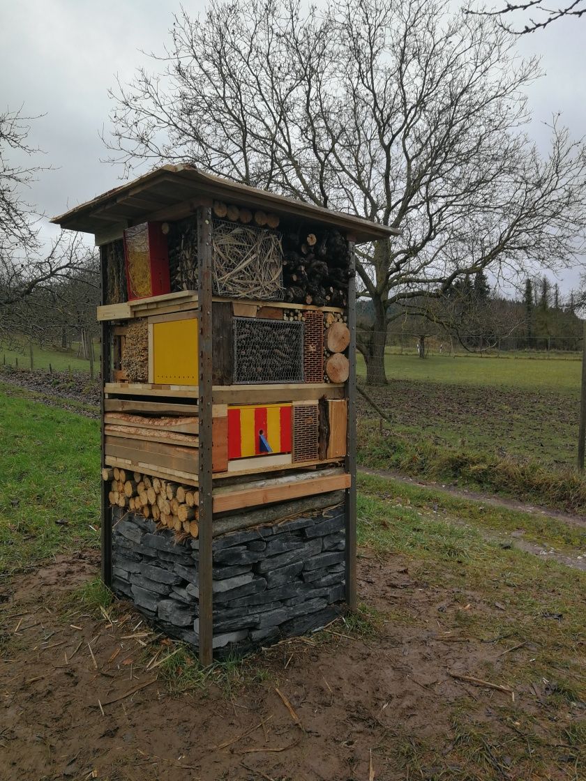 Unser Lebensturm für Wildbienen, Hummeln, Insekten und Eidechsen