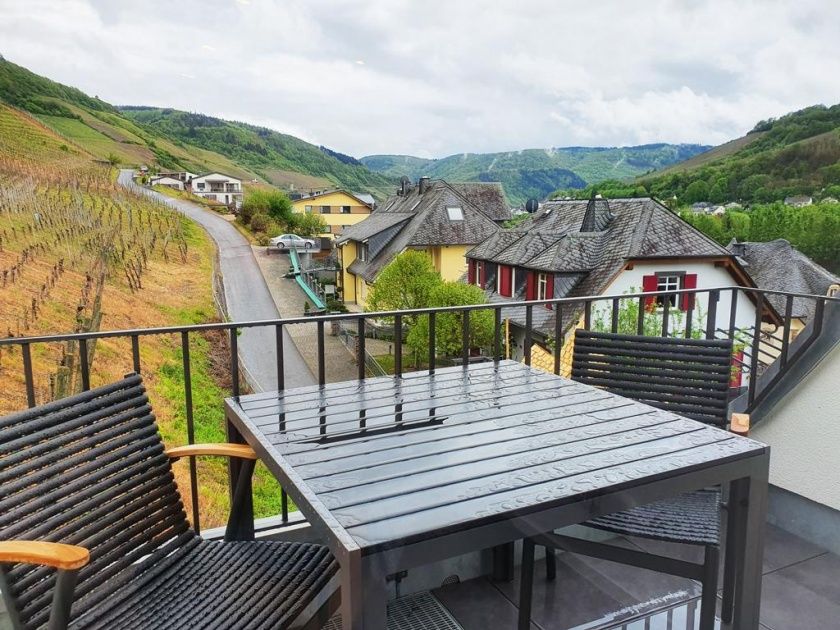 Balkon der Villa 4 mit Blick in die Weineberge