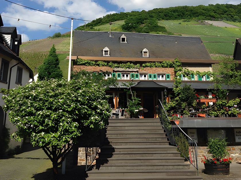 Weinhaus - Restaurant Serwazi-Zenzen in Mesenich an der Mosel