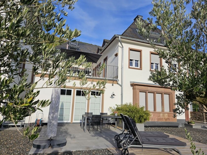 Terrasse Villa 1 mit Sonnenliegen und Essplatz