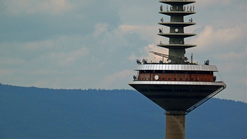 Fernsehturm in wäldlicher Idylle